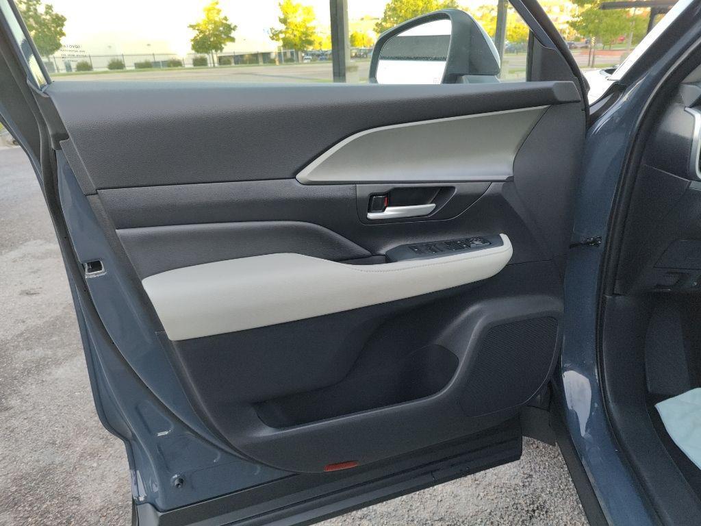 used 2025 Toyota Grand Highlander car, priced at $46,500