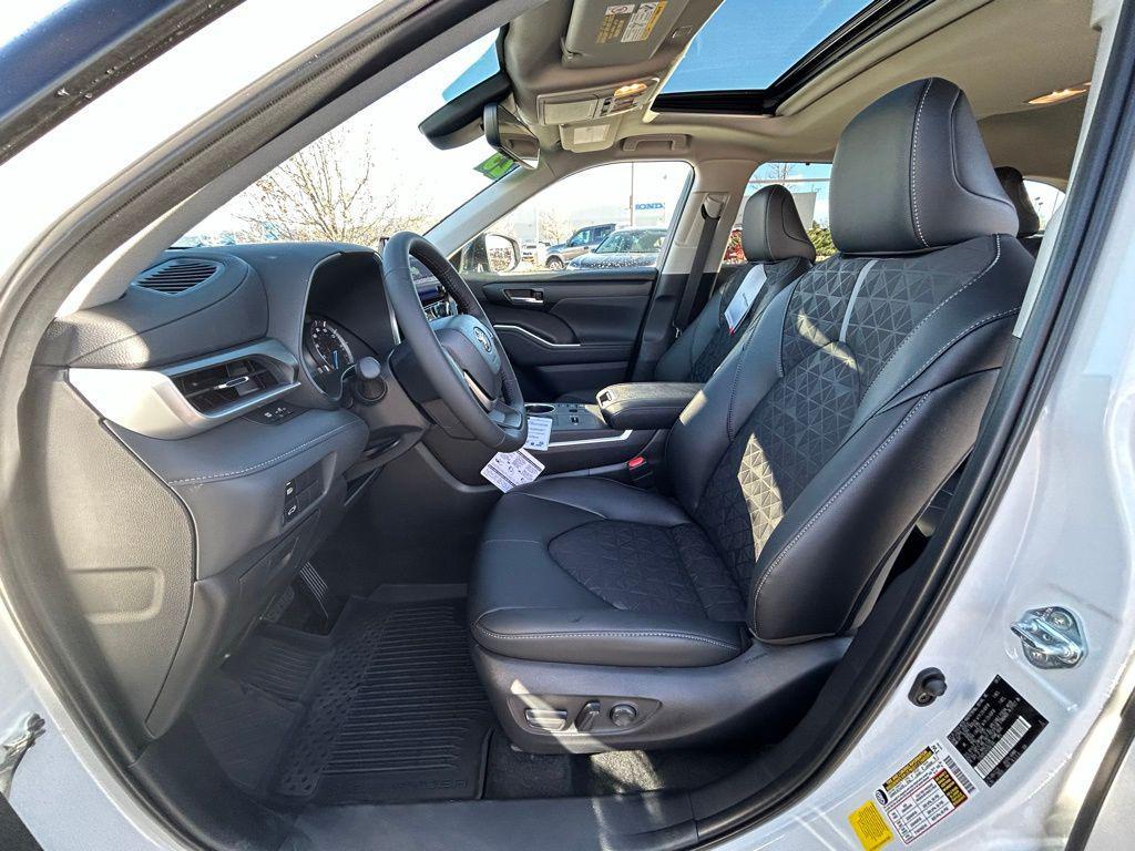 used 2025 Toyota Highlander Hybrid car, priced at $53,056