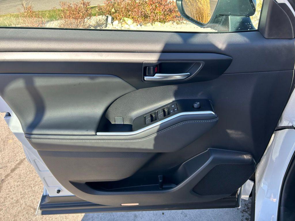 used 2025 Toyota Highlander Hybrid car, priced at $53,056
