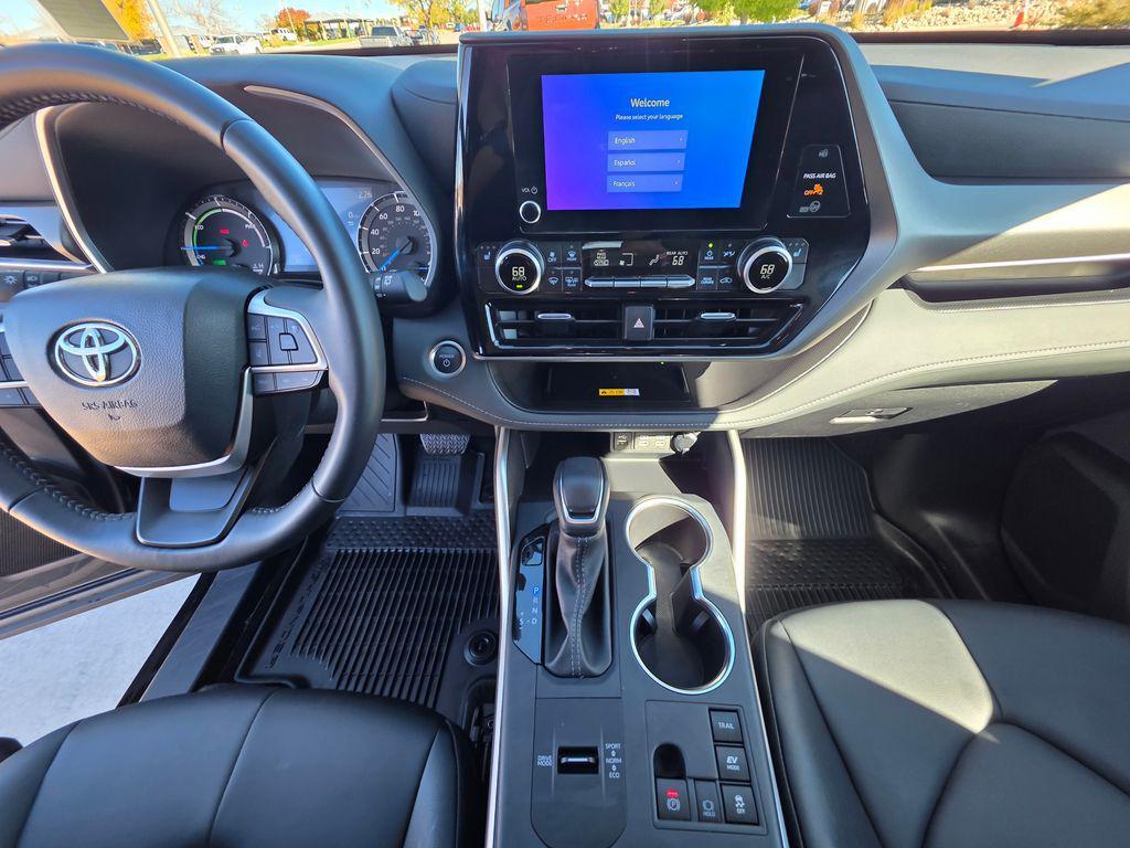 used 2025 Toyota Highlander Hybrid car, priced at $47,000