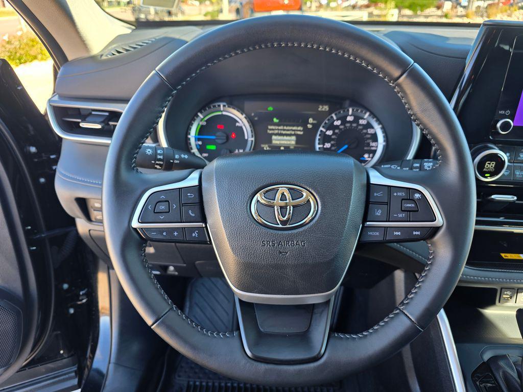 used 2025 Toyota Highlander Hybrid car, priced at $47,000
