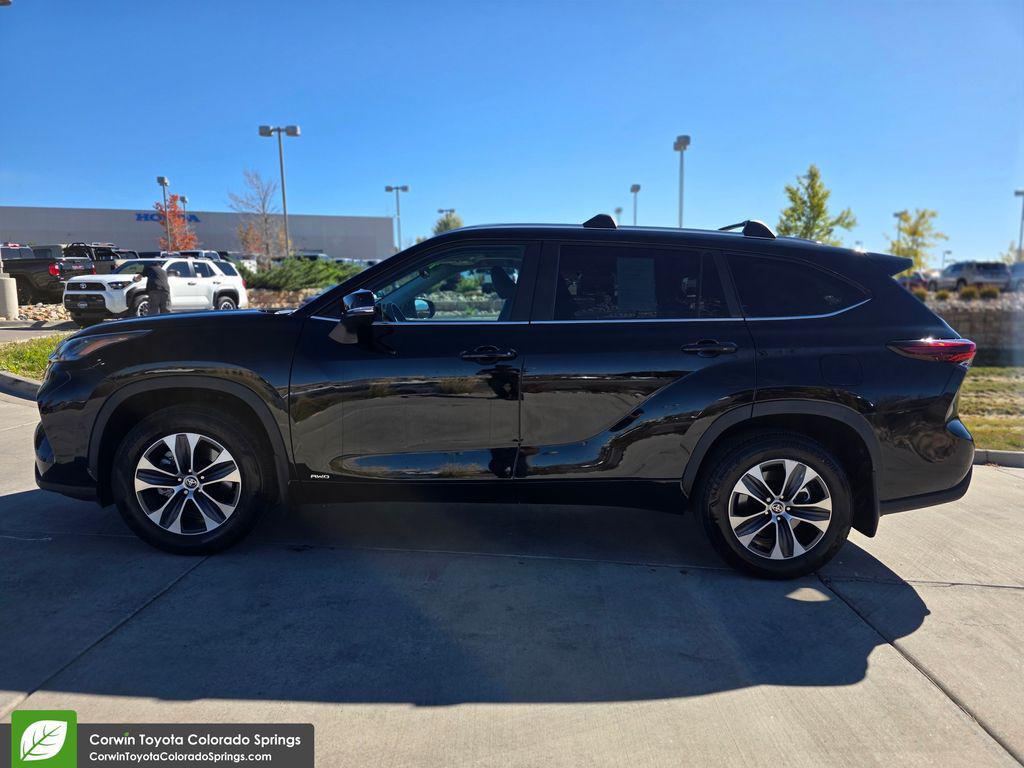 used 2025 Toyota Highlander Hybrid car, priced at $47,000