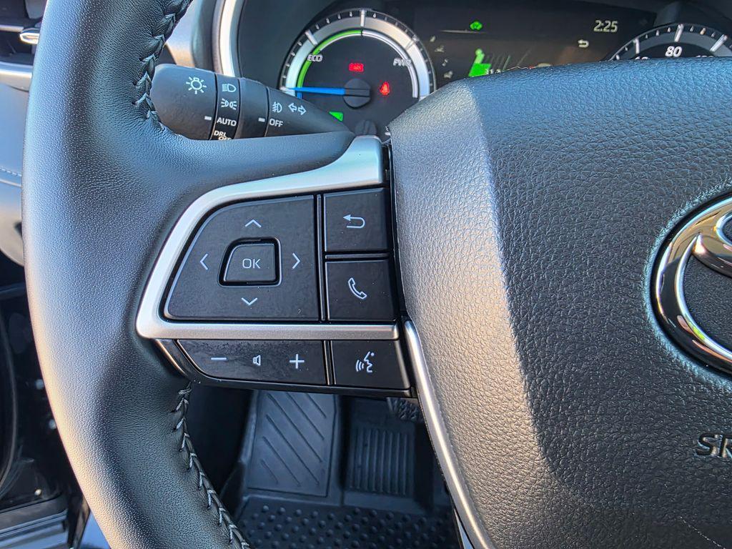 used 2025 Toyota Highlander Hybrid car, priced at $47,000