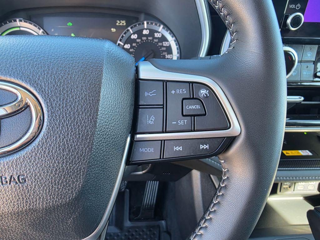used 2025 Toyota Highlander Hybrid car, priced at $47,000