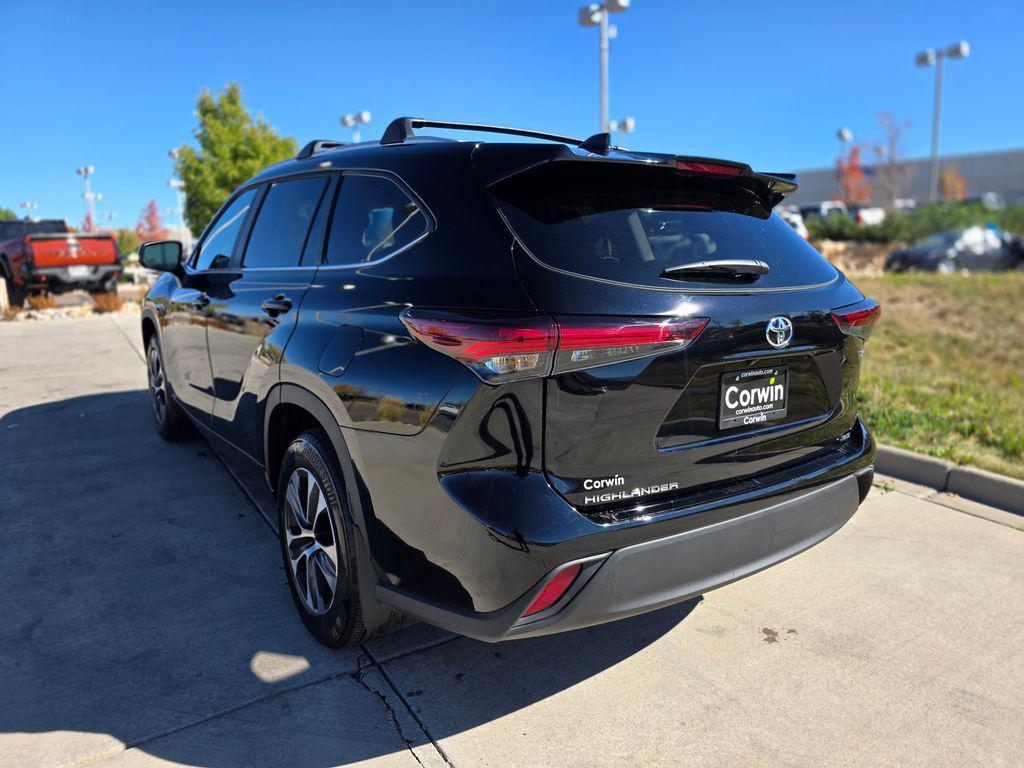 used 2025 Toyota Highlander Hybrid car, priced at $47,000