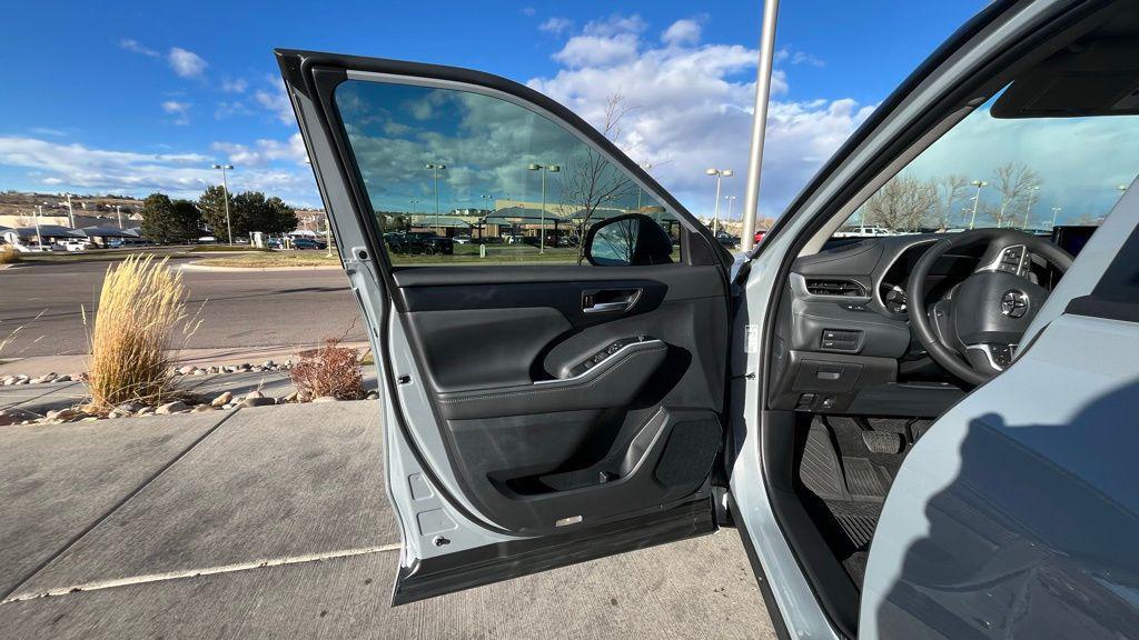 used 2025 Toyota Highlander Hybrid car, priced at $52,754