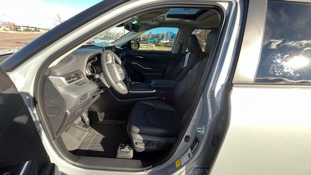 used 2025 Toyota Highlander Hybrid car, priced at $52,754