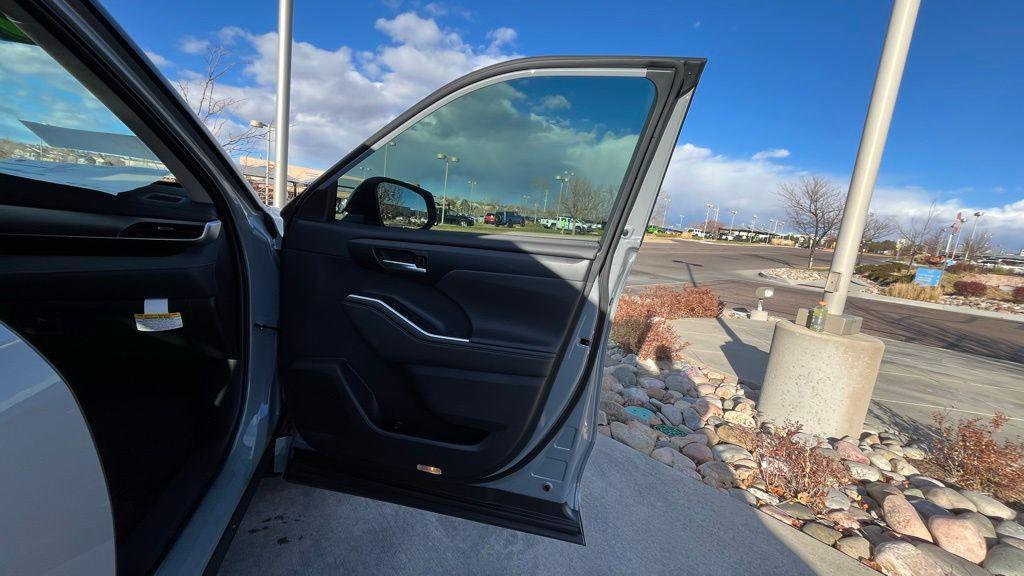 used 2025 Toyota Highlander Hybrid car, priced at $52,754