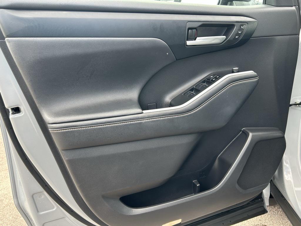 used 2023 Toyota Highlander Hybrid car, priced at $38,000