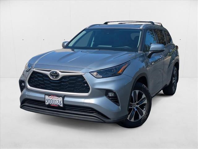 used 2022 Toyota Highlander car, priced at $37,419