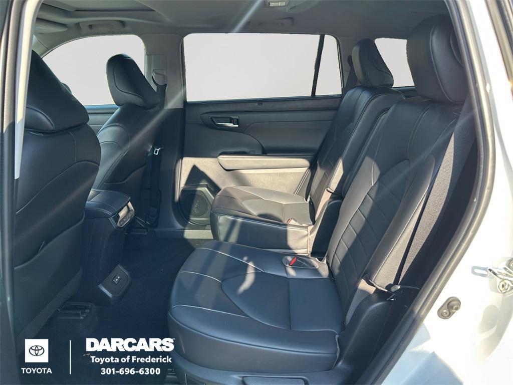 used 2022 Toyota Highlander car, priced at $33,691