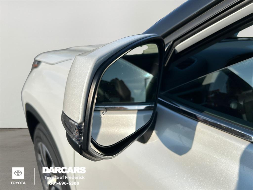 used 2022 Toyota Highlander car, priced at $33,691