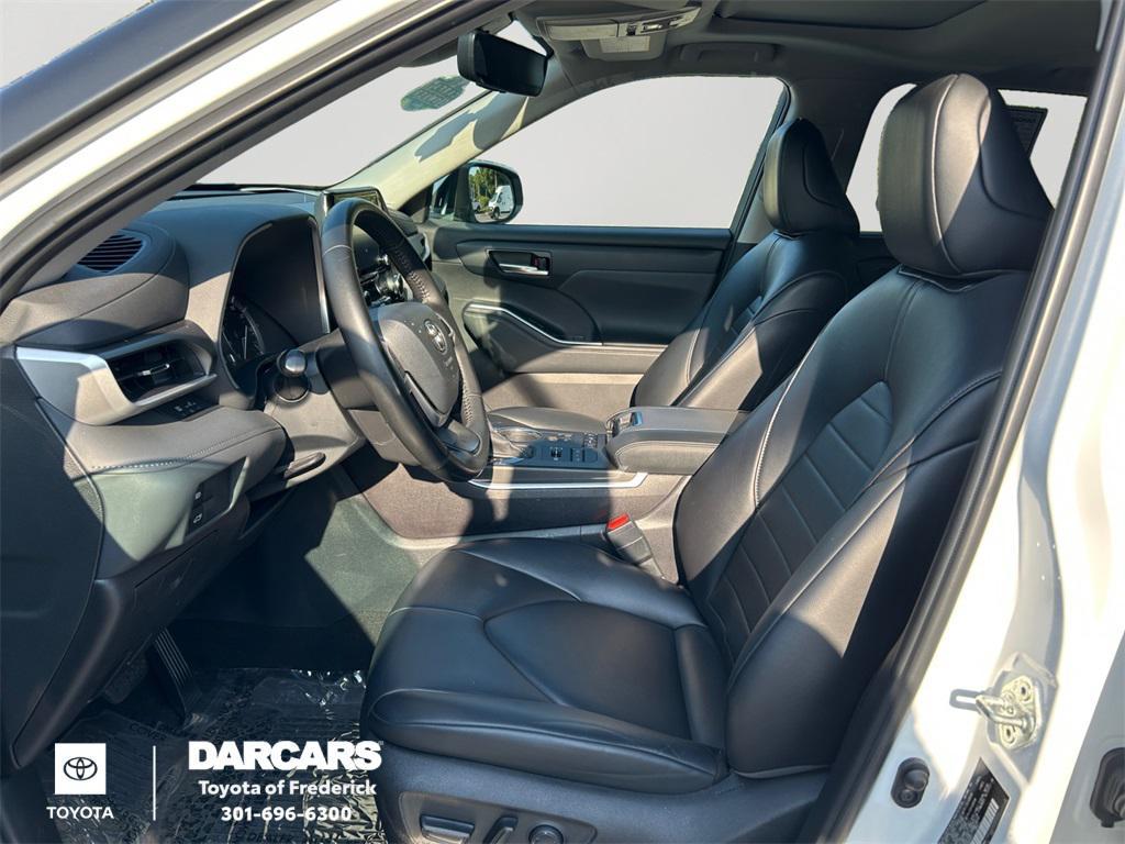 used 2022 Toyota Highlander car, priced at $33,691