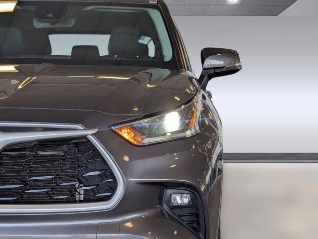 used 2021 Toyota Highlander car, priced at $26,996