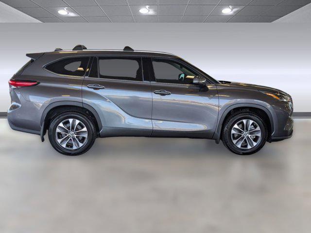 used 2021 Toyota Highlander car, priced at $26,996