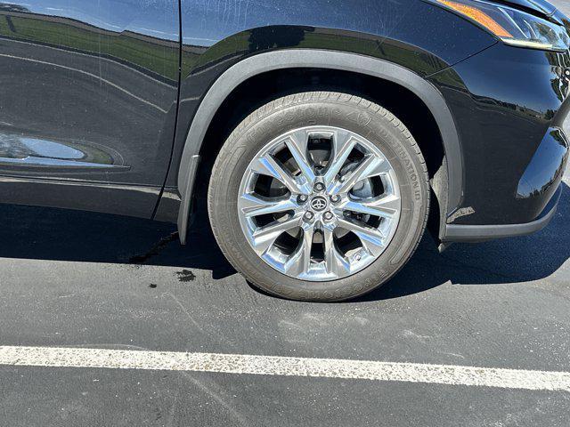 used 2020 Toyota Highlander car, priced at $31,907