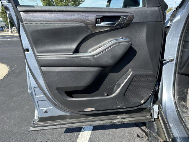 used 2022 Toyota Highlander Hybrid car, priced at $38,994