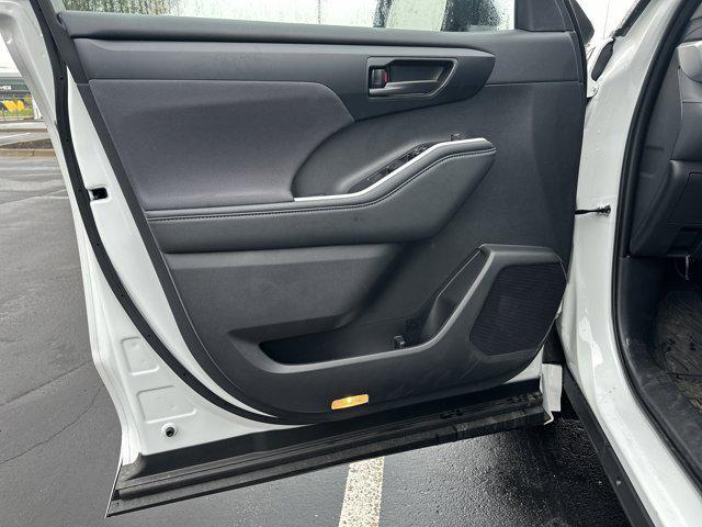 used 2025 Toyota Highlander car, priced at $42,748