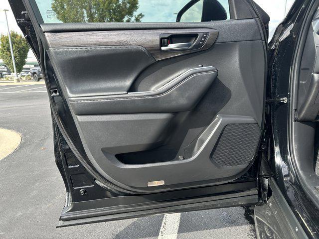 used 2022 Toyota Highlander car, priced at $37,686