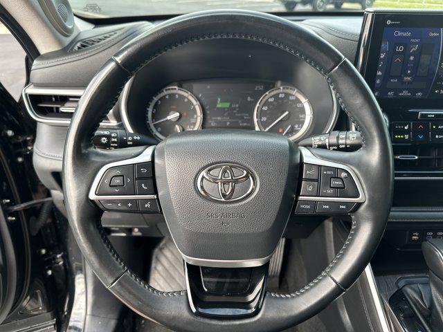 used 2022 Toyota Highlander car, priced at $37,686
