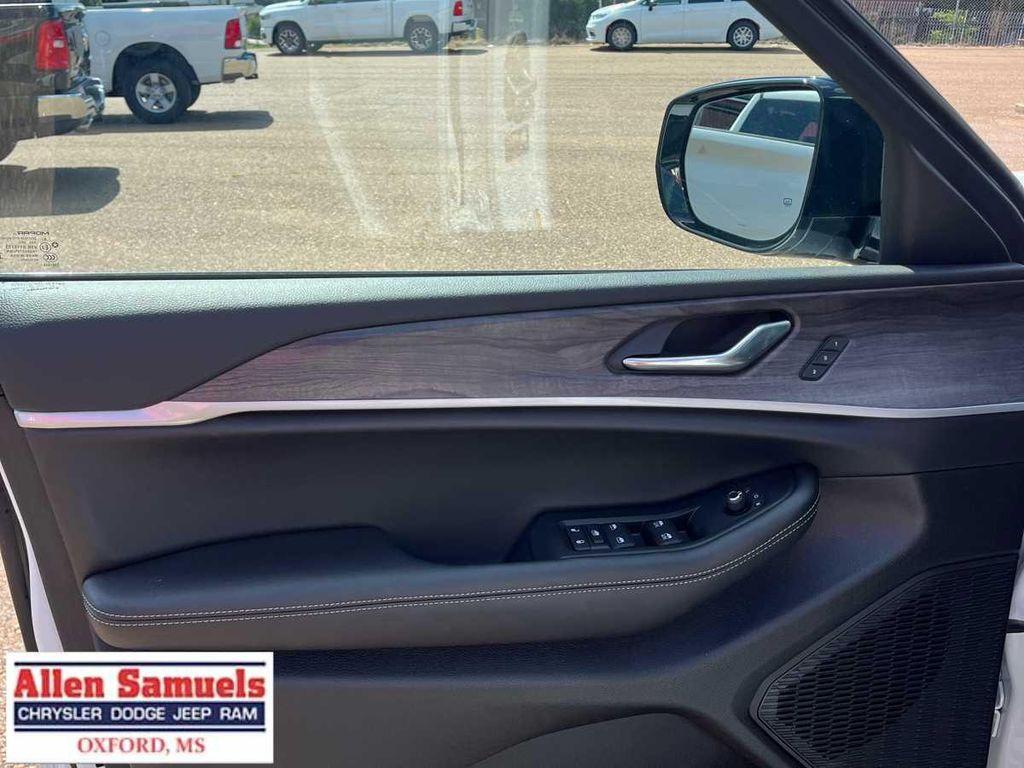 new 2025 Jeep Grand Cherokee L car