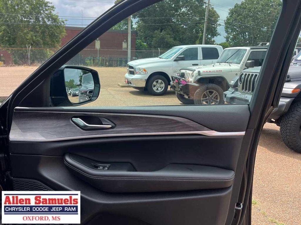 new 2025 Jeep Grand Cherokee L car