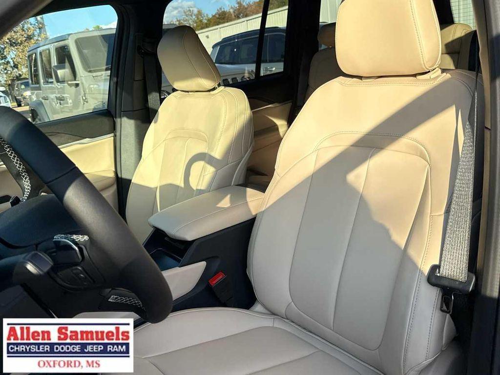 new 2025 Jeep Grand Cherokee car, priced at $48,120