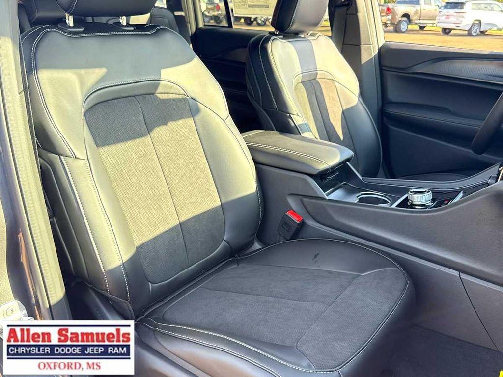 new 2025 Jeep Grand Cherokee car, priced at $45,875