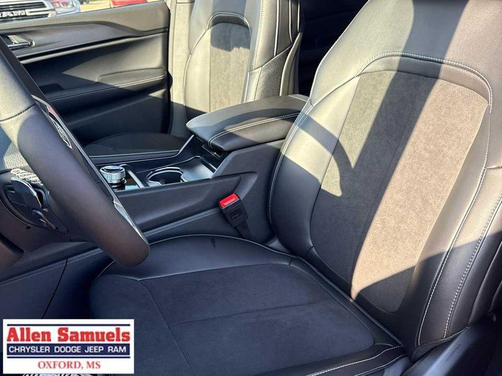 new 2025 Jeep Grand Cherokee car, priced at $45,875