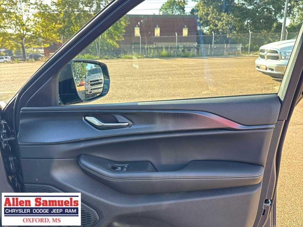 new 2025 Jeep Grand Cherokee car, priced at $45,875