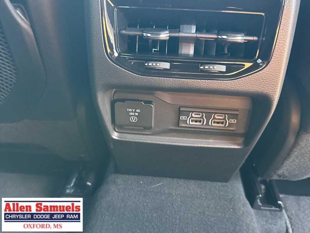 new 2025 Jeep Grand Cherokee car, priced at $45,875