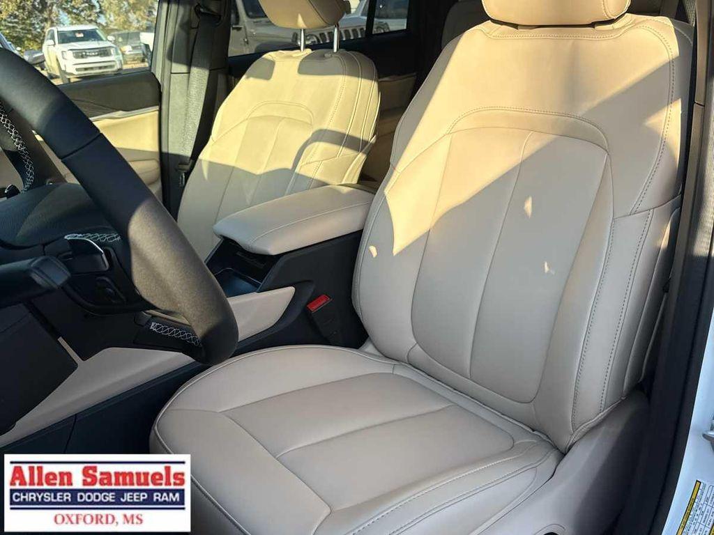 new 2025 Jeep Grand Cherokee car, priced at $47,525