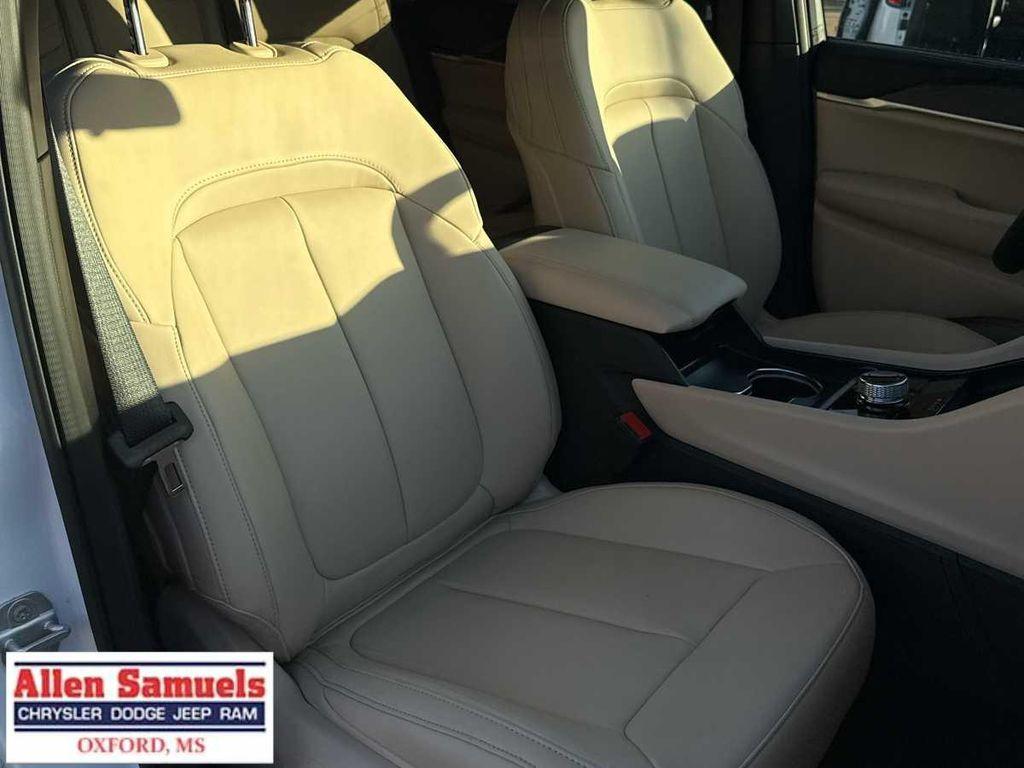 new 2025 Jeep Grand Cherokee car, priced at $47,525