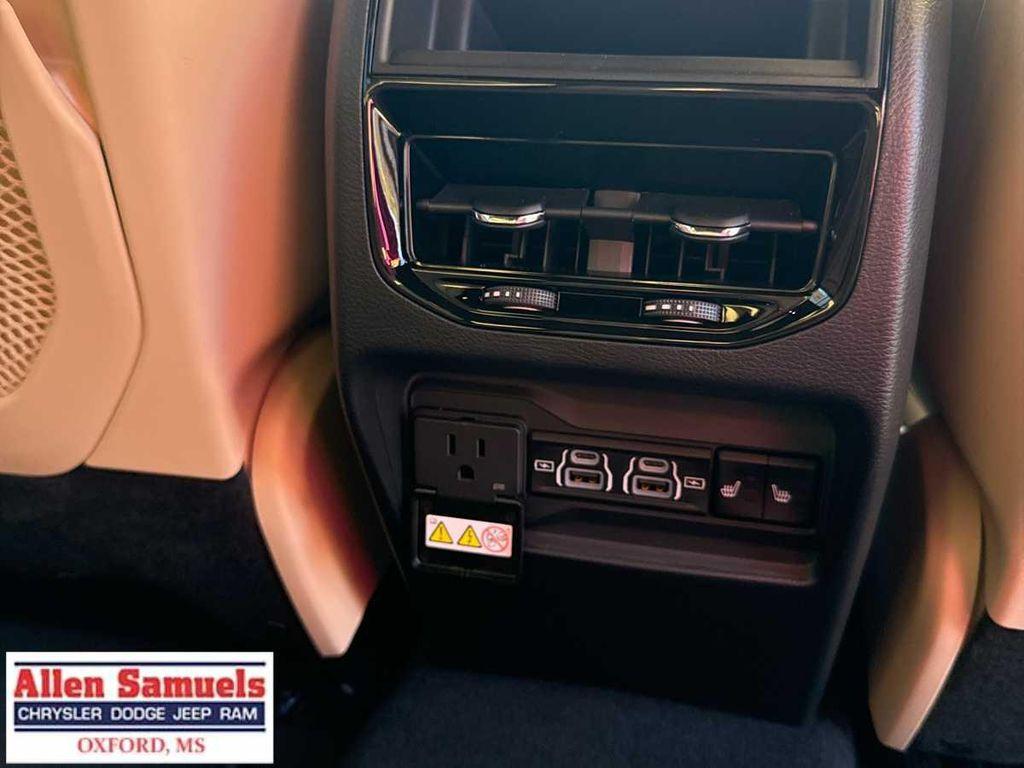 new 2025 Jeep Grand Cherokee car, priced at $47,525