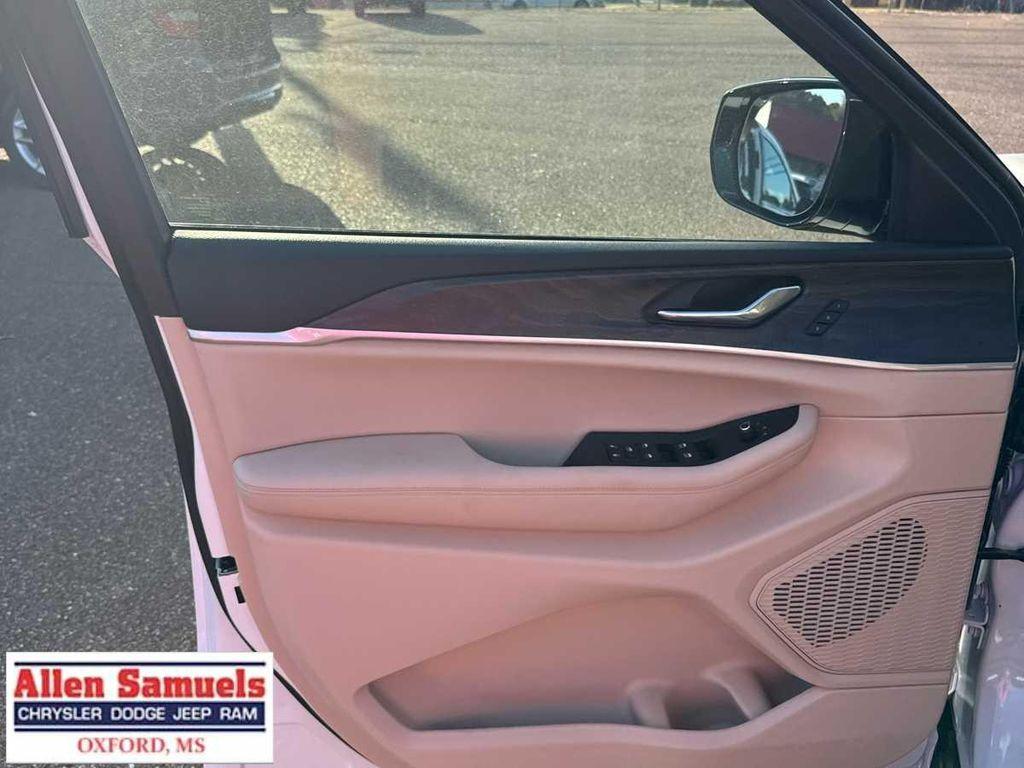 new 2025 Jeep Grand Cherokee car, priced at $47,525