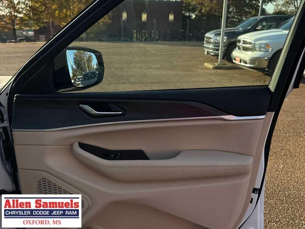 new 2025 Jeep Grand Cherokee car, priced at $47,525