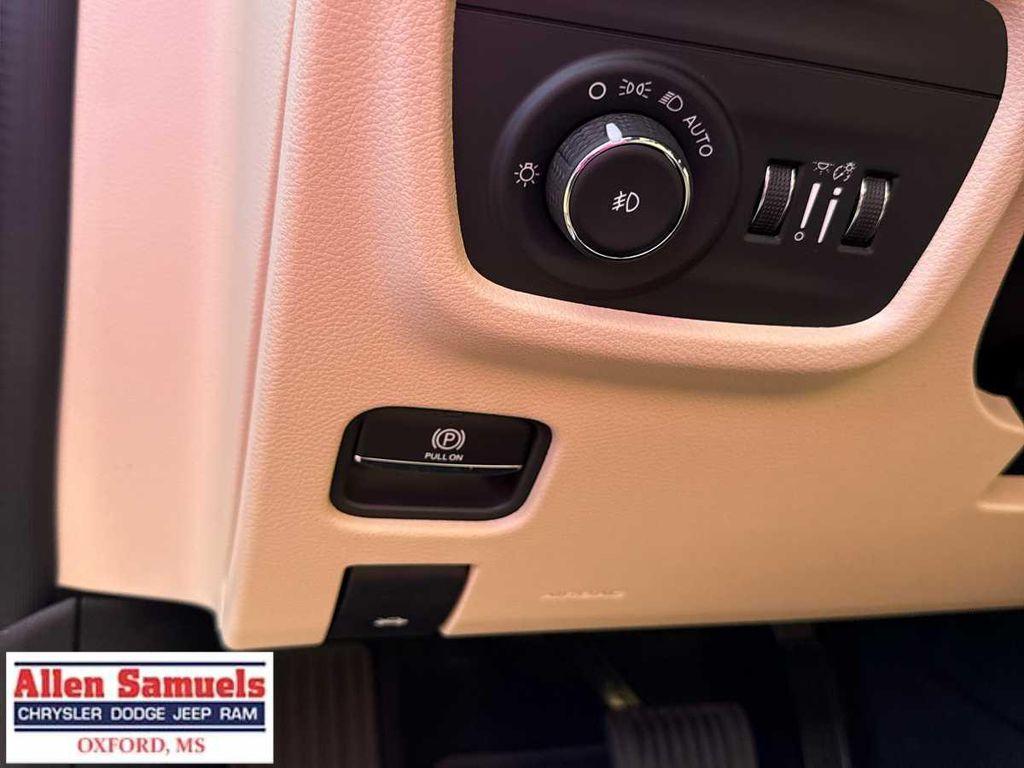 new 2025 Jeep Grand Cherokee car, priced at $47,525