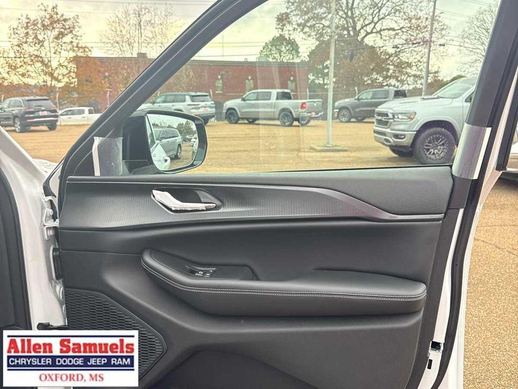 new 2025 Jeep Grand Cherokee car, priced at $45,780