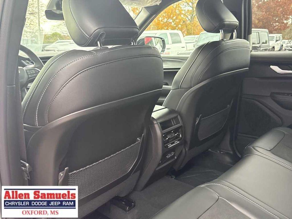 new 2025 Jeep Grand Cherokee car, priced at $45,780