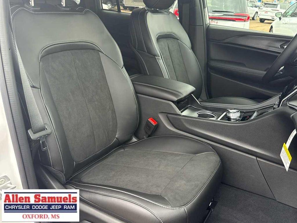 new 2025 Jeep Grand Cherokee car, priced at $45,780