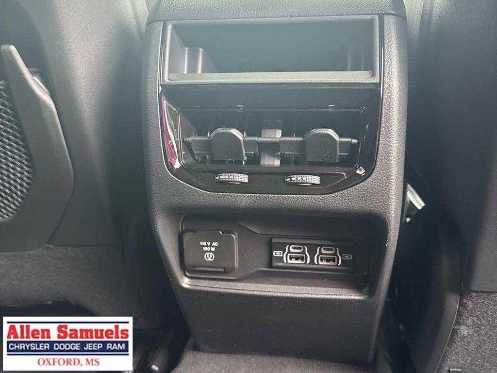 new 2025 Jeep Grand Cherokee car, priced at $45,780