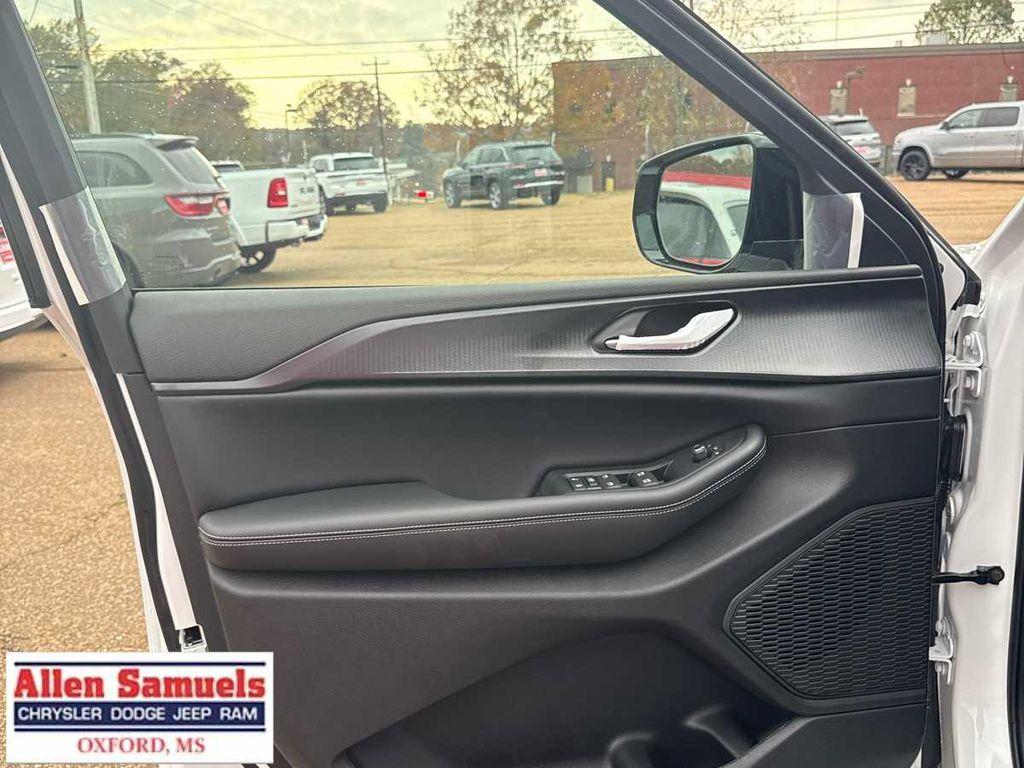 new 2025 Jeep Grand Cherokee car, priced at $45,780