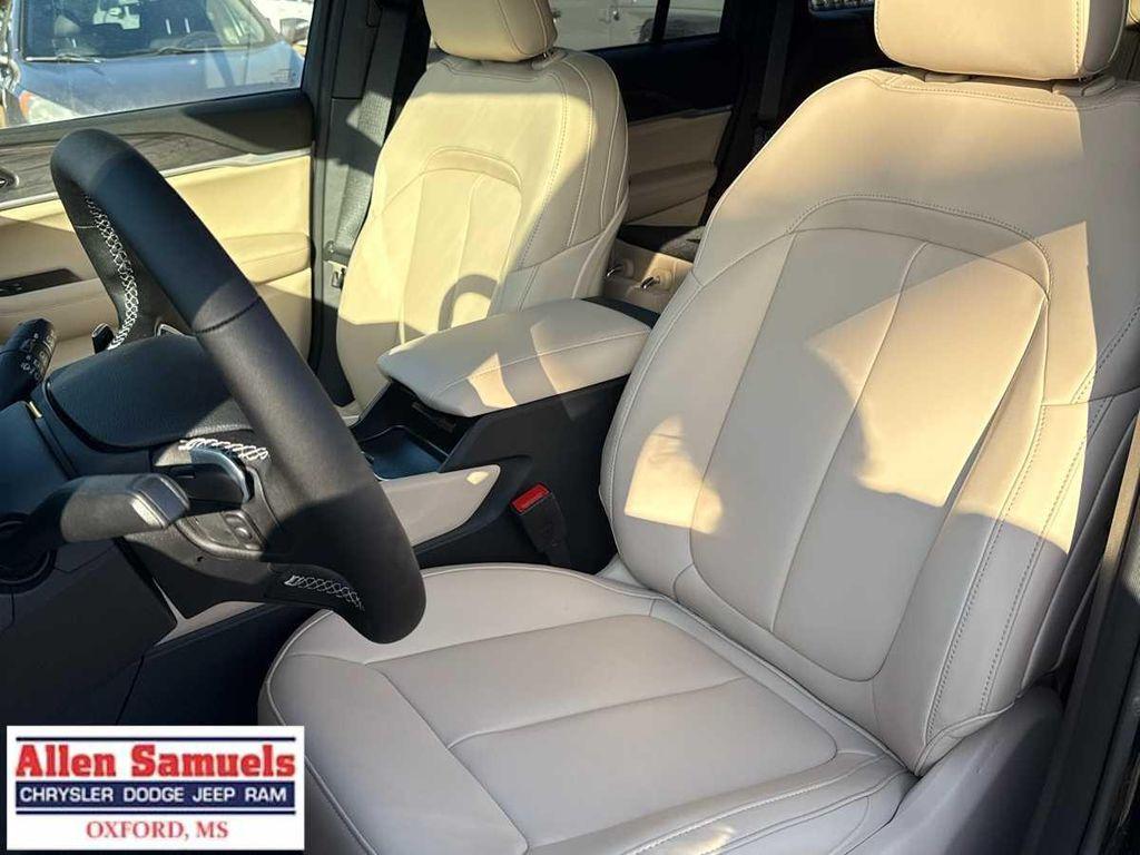 new 2025 Jeep Grand Cherokee car, priced at $50,120