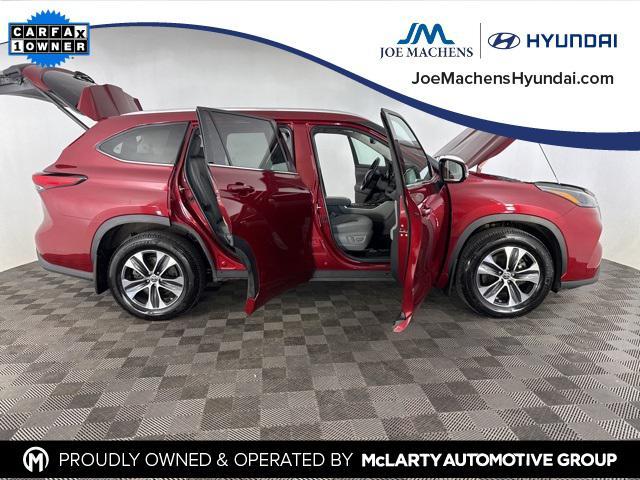 used 2022 Toyota Highlander car, priced at $36,559