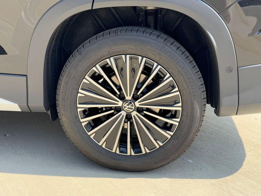 new 2025 Volkswagen Tiguan car, priced at $32,682