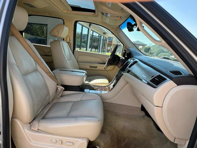 used 2007 Cadillac Escalade car, priced at $10,900