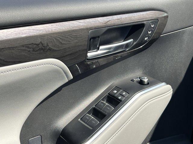 new 2025 Toyota Highlander Hybrid car, priced at $57,294