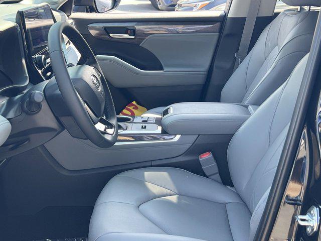 new 2025 Toyota Highlander Hybrid car, priced at $57,294