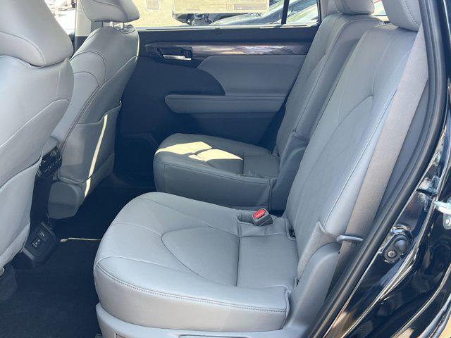 new 2025 Toyota Highlander Hybrid car, priced at $57,294