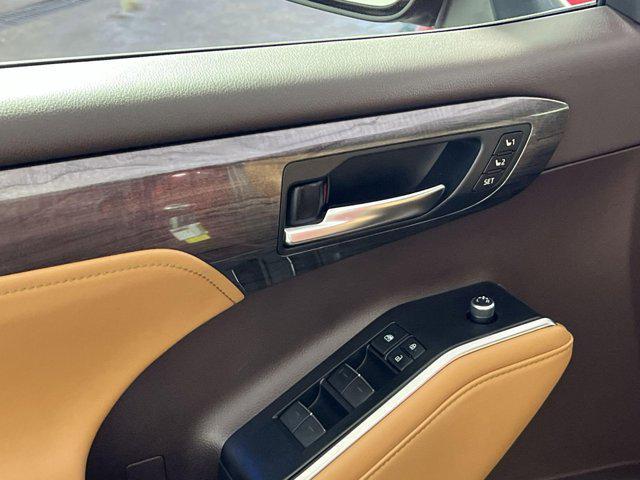 used 2021 Toyota Highlander car, priced at $32,000